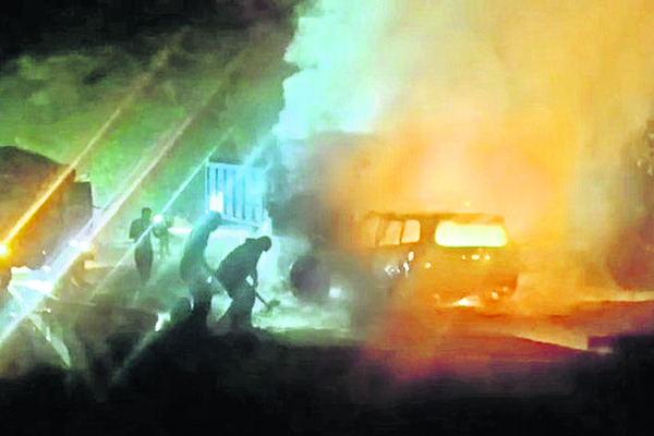 టిప్పర్ ఢీ.. కారు దగ్ధం1