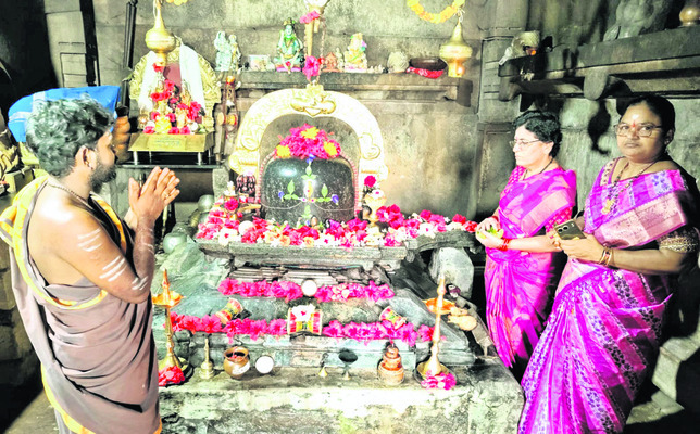 కోటగుళ్లలో  అదనపు కలెక్టర్ పూజలు
2