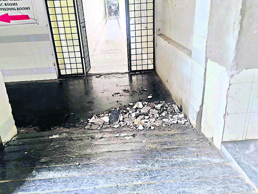 పెచ్చులూడుతున్నా పట్టించుకోరా?1