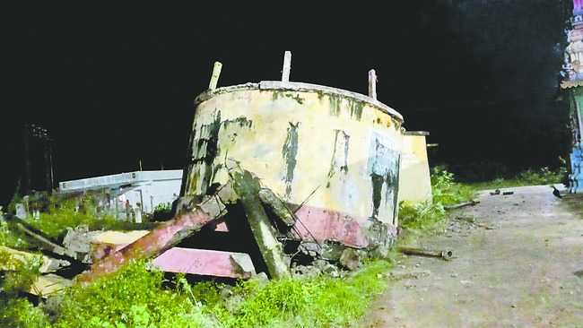 కుప్పకూలిన  ఎన్ఏపీ ట్యాంకు 
1