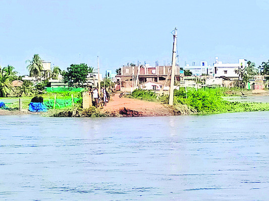 ఏరు దాటితేనే.. బతుకు పోరు1