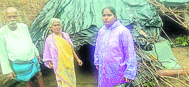 కూలిపోయిన ఇళ్లు 1