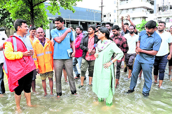 బోట్లు వచ్చాయి.. ప్రాణాలు నిలిచాయి!1