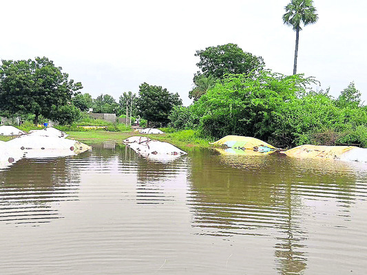 మోంథా బీభత్సం ● నేలవాలిన వరి, మొక్కజొన్న ● కల్లంలో నీళ్2