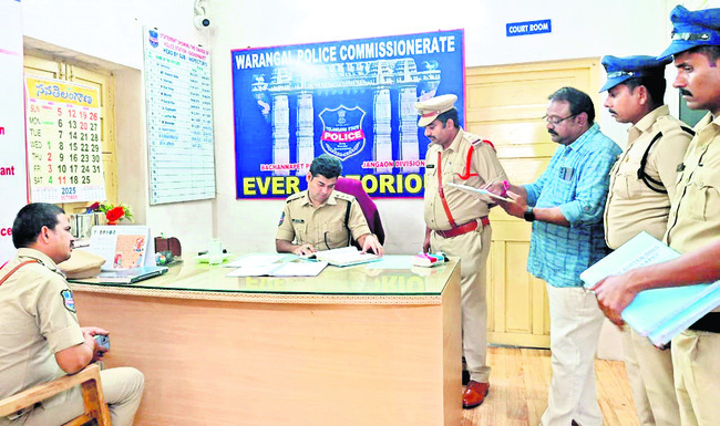 పోలీసులు స్నేహపూర్వకంగా మెలగాలి2