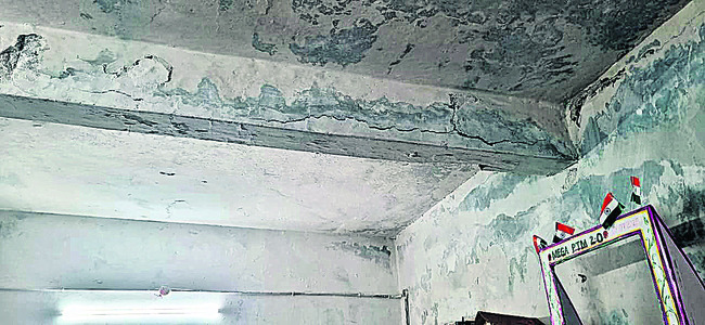 ●పాఠశాలకు బీటలు.. రచ్చబండపై చదువులు 1