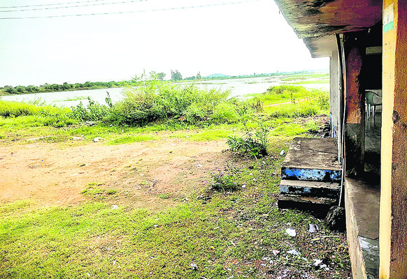 ప్రమాదం మధ్య.. ప్రభుత్వ పాఠశాల1