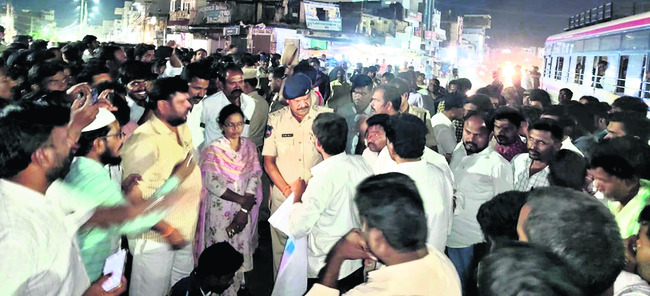 నవ వధువు మృతదేహంతో ధర్నా 1