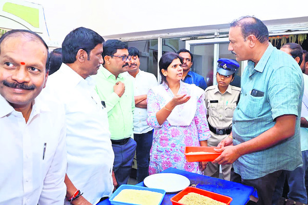 కేంద్రాల్లో రైతులను ఇబ్బంది పెట్టొద్దు1