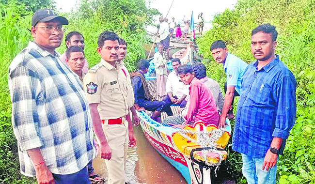 గ్రామాలను చుట్టుముట్టిన మునేరు 2