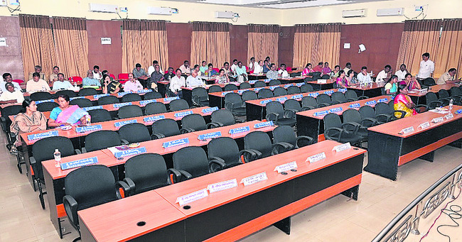 ప్రజా సమస్యలు పట్టవా..? 1