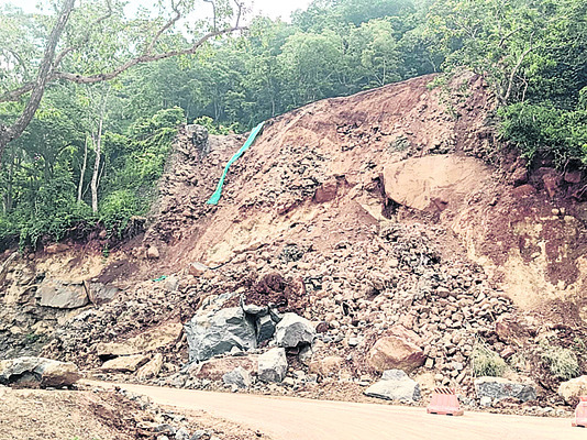 అదుపు తప్పితే లోయలోకి..1