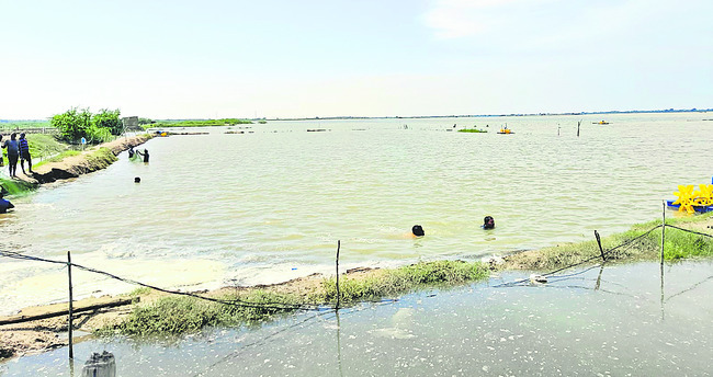 కుప్పకూలిన  ఎన్ఏపీ ట్యాంకు 
2