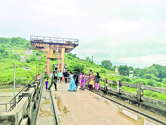 పరవళ్లు తొక్కుతున్న పెద్దగెడ్డ1