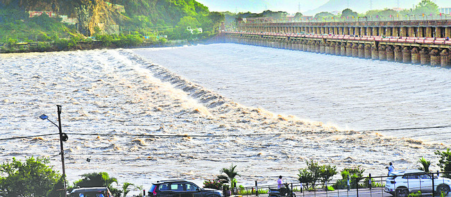 గ్రామాలను చుట్టుముట్టిన మునేరు 1