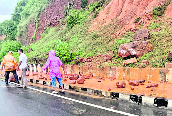 కై లాసగిరి ఘాట్లో విరిగిపడిన కొండచరియలు1