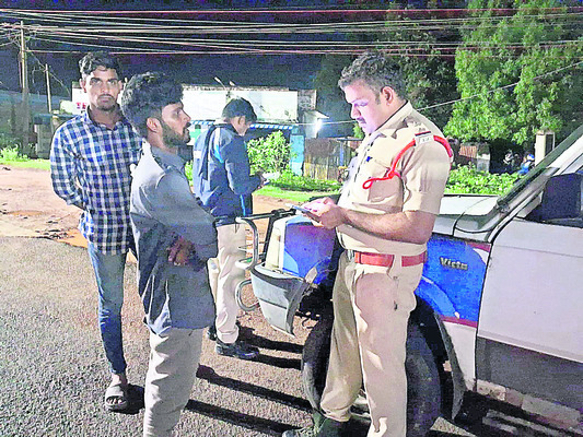 అర్ధరాత్రి పోలీసుల తనిఖీలు1