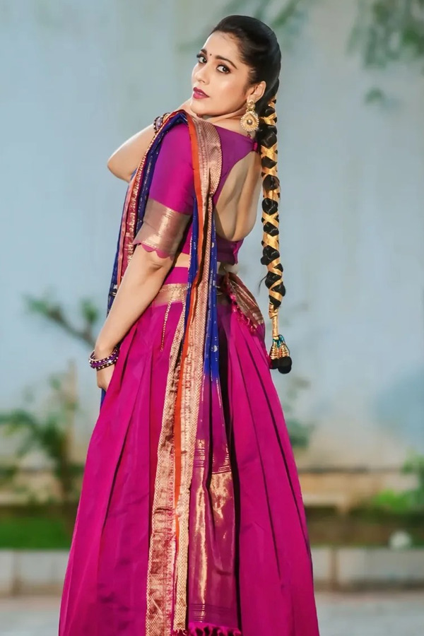 Anchor Rashmi Gautham Stunning Looks In Saree Photos2