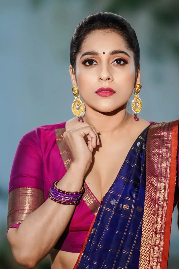 Anchor Rashmi Gautham Stunning Looks In Saree Photos3