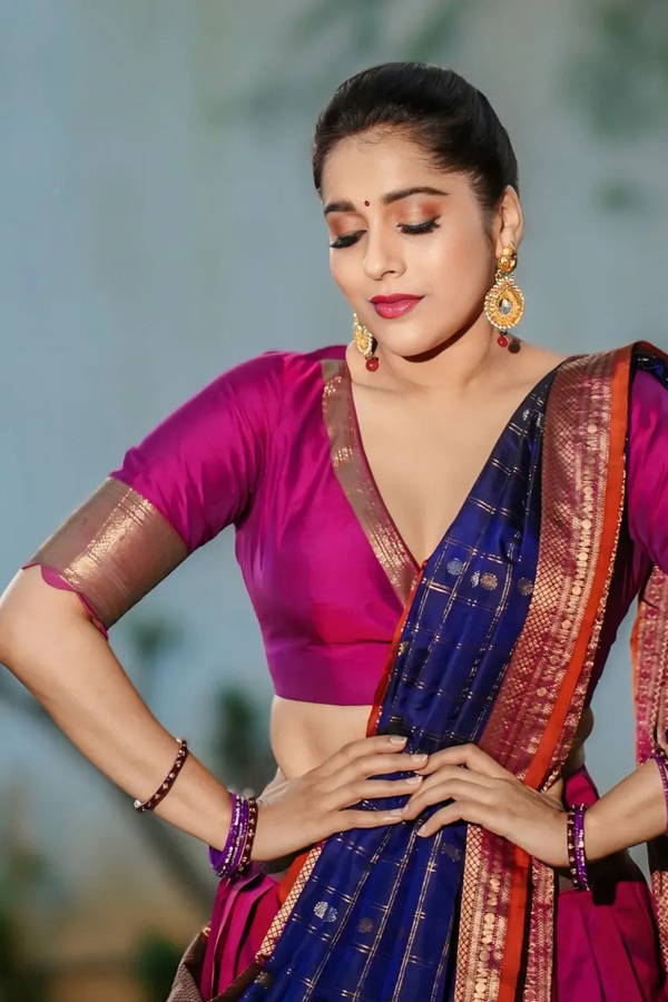 Anchor Rashmi Gautham Stunning Looks In Saree Photos4
