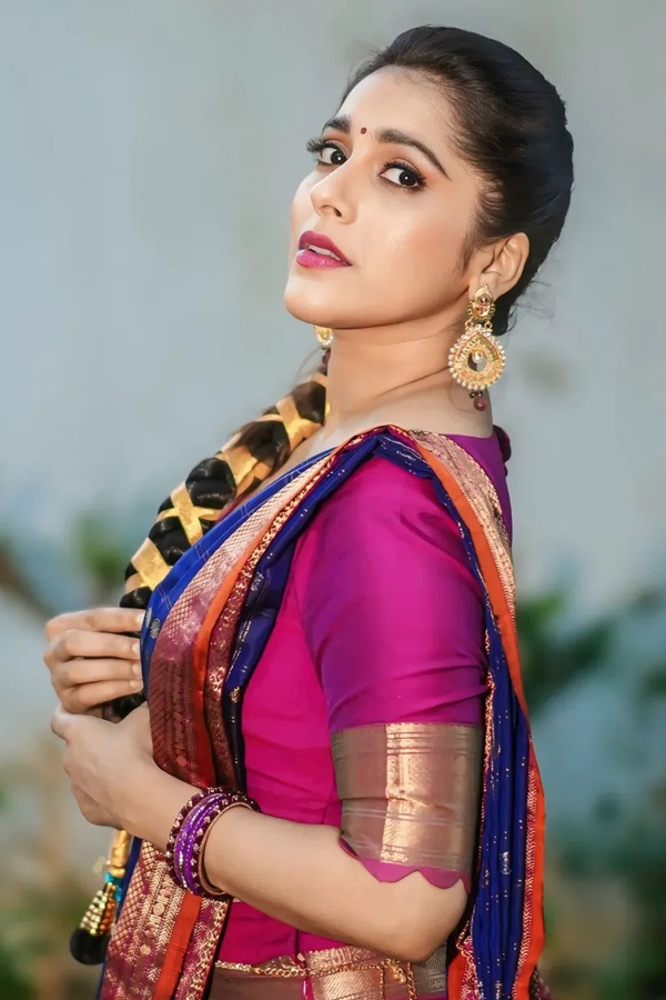 Anchor Rashmi Gautham Stunning Looks In Saree Photos5