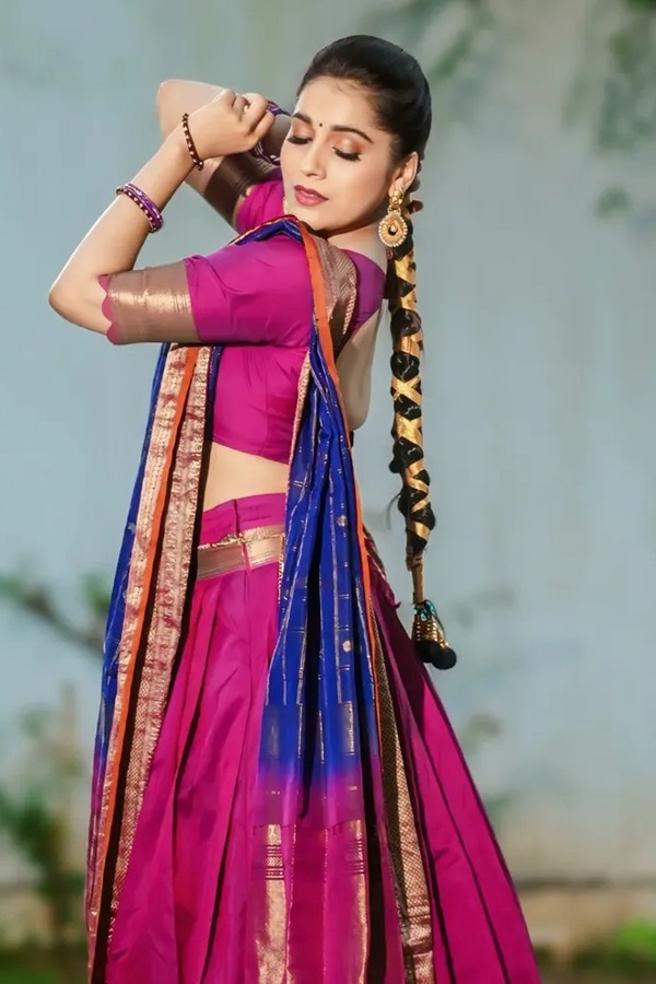 Anchor Rashmi Gautham Stunning Looks In Saree Photos6