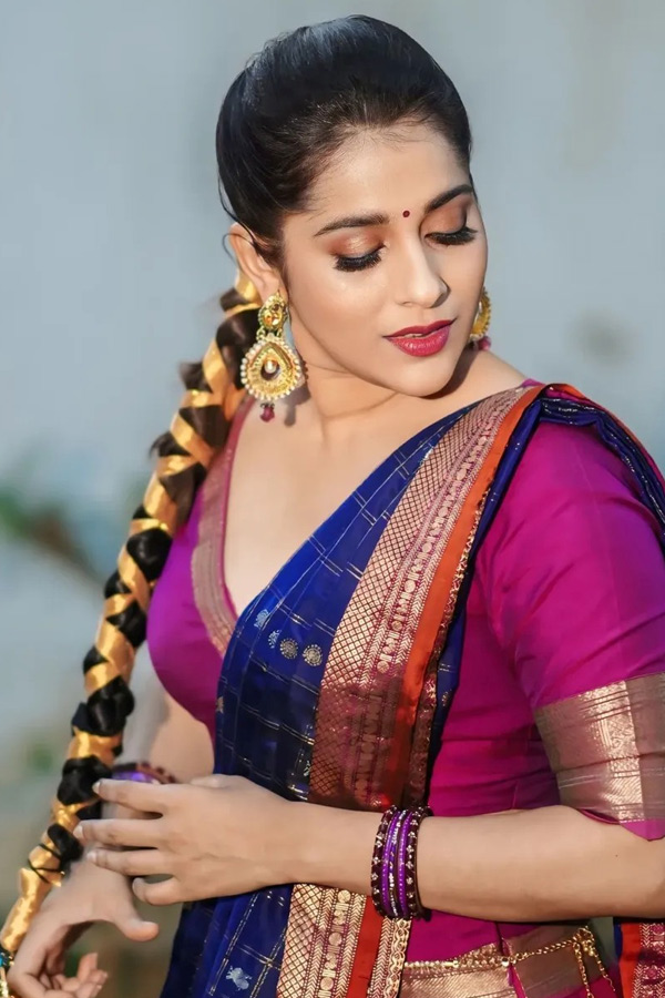 Anchor Rashmi Gautham Stunning Looks In Saree Photos8