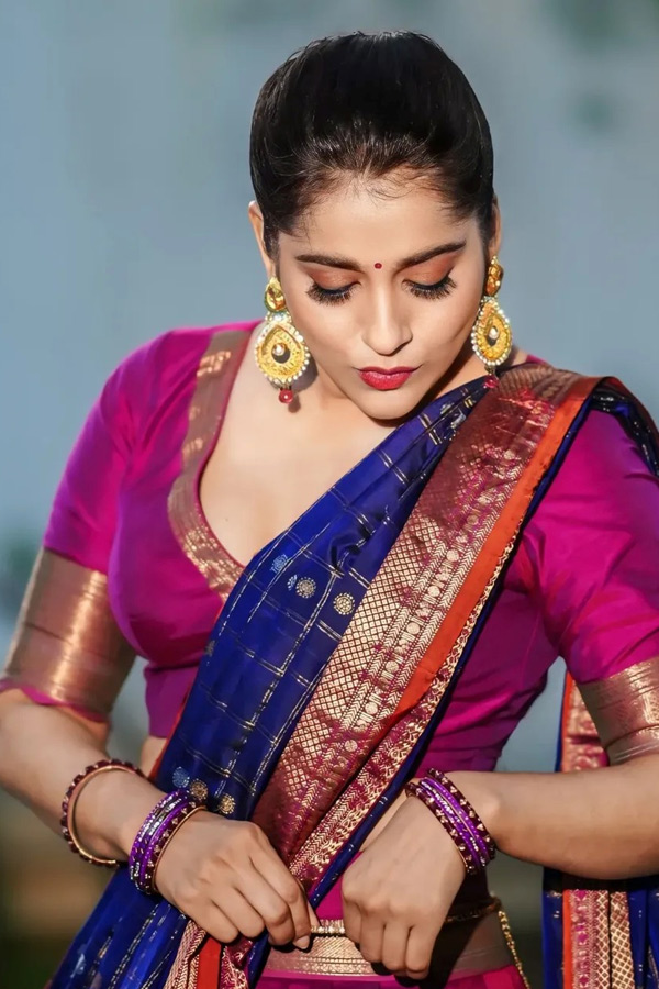 Anchor Rashmi Gautham Stunning Looks In Saree Photos9