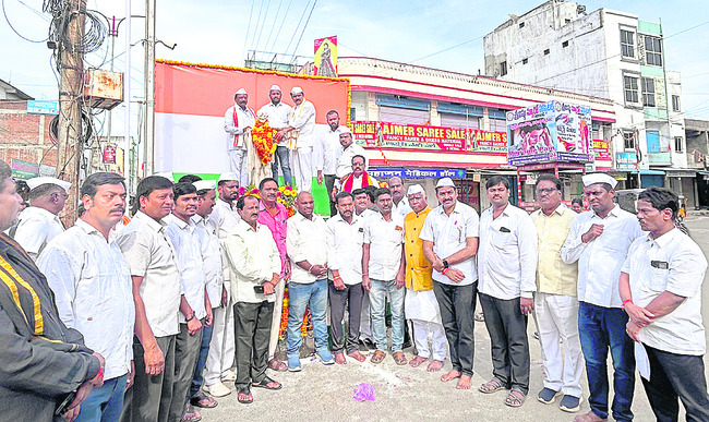 మహాత్ముడికి ఘన నివాళి1