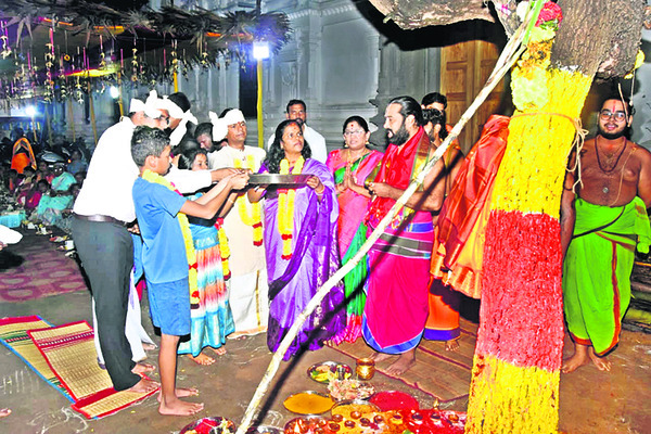 నూకాంబిక సేవలో కలెక్టర్లు 
1