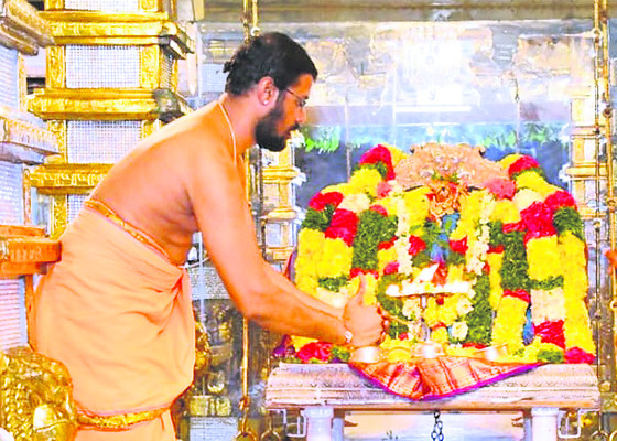 యాదగిరీశుడి సేవలో ప్రిన్సిపల్‌ సెక్రటరీ శేషాద్రి
1