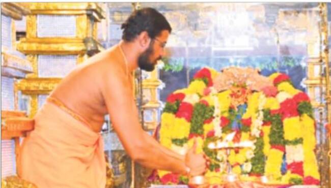 యాదగిరీశుడి సేవలో ప్రిన్సిపల్‌ సెక్రటరీ శేషాద్రి
1