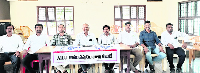 ● కంటి తుడుపు ప్రదర్శన.. కనిపించని రైతులు 1