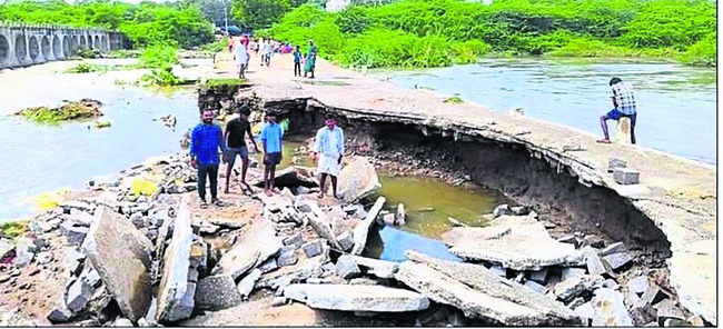 క.క.లో భారీ వర్షాలు.. పంటల సాగు కుదేలు3