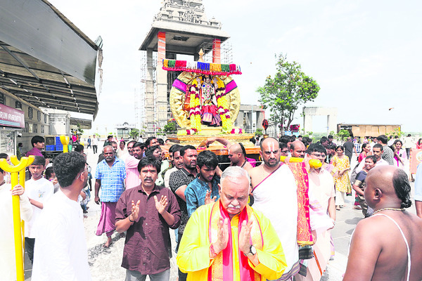 యాదగిరీశుడి సేవలో ప్రిన్సిపల్‌ సెక్రటరీ శేషాద్రి
3