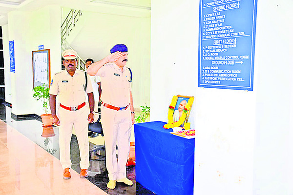 జాతిపితకు ఘన నివాళి 1