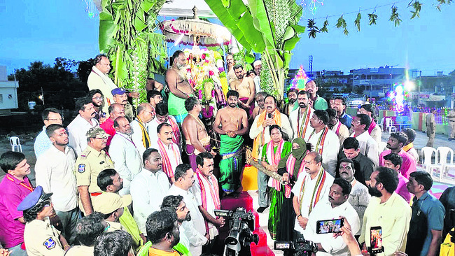 సంబురాలను పంచిన దసరా1