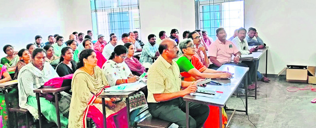 పంట పొలాలపై ఏనుగుల దాడి 
1
