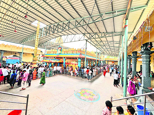 వెల్‌నెస్‌ సెంటర్‌ ఏర్పాటుకు  భవనాల పరిశీలన
1