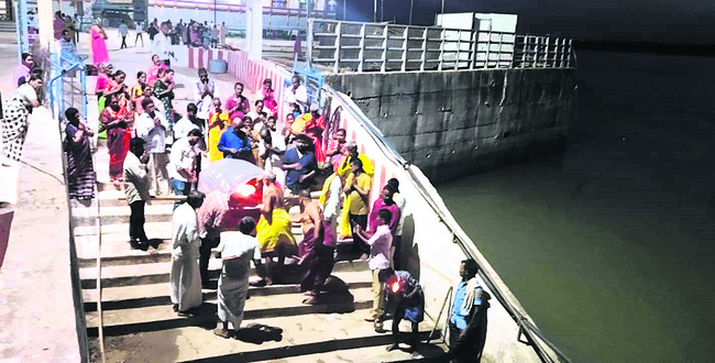 మట్టపల్లిలో కృష్ణమ్మకు హారతి1
