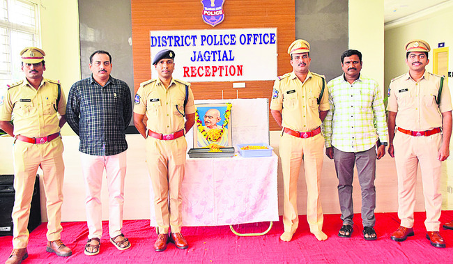 గాంధీజీ సిద్ధాంతాలను ఆచరించాలి1