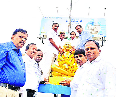 మహాత్ముడికి ఘన నివాళి2