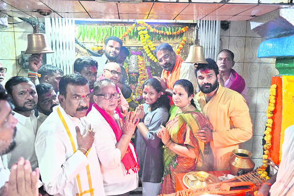 మక్తల్లో అంబరాన్నంటిన సంబరాలు..
1