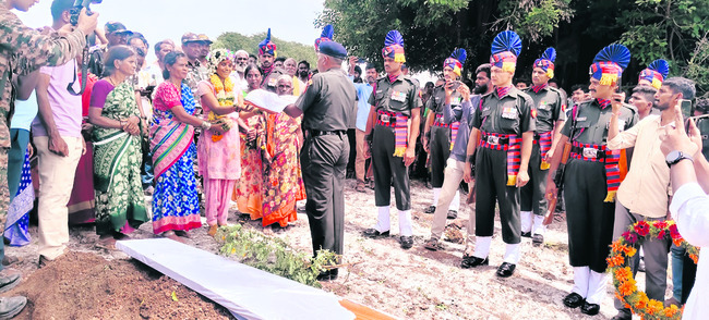 ఆర్మీ జవాన్‌కు కన్నీటి వీడ్కోలు1