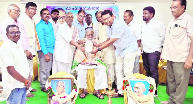 పురాతన మానవులు గీసిన చిత్రాలు లభ్యం 
1