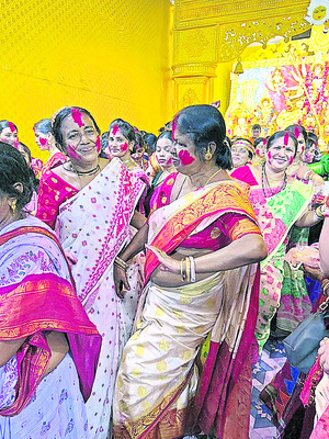 ఘనంగా దుర్గాదేవికి పూజలు 1