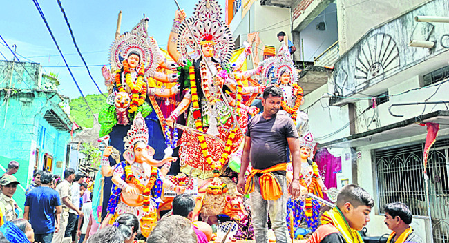 భక్తిశ్రద్ధలతో దుర్గాదేవికి పూజలు 2