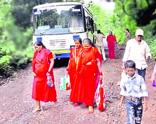 నిలిపివేసిన సర్వీసులు.. ప్రయాణికుల అగచాట్లు 2