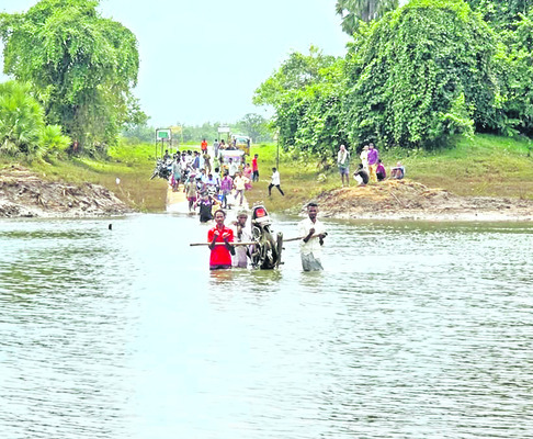 తగ్గిన వరద.. కొనసాగుతున్న రాకపోకలు 1