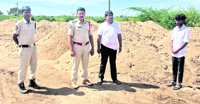 ఇసుక డంప్‌ సీజ్‌1